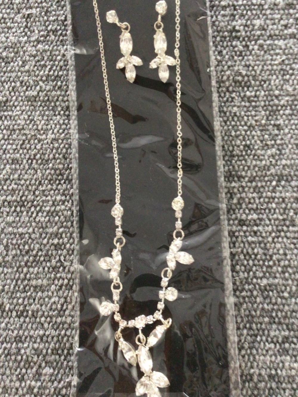 NWT necklace and earring set adorable for flower girl